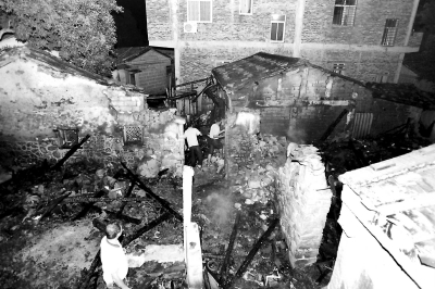 美林街道松嶺村民房火災(zāi)現(xiàn)場一片狼藉