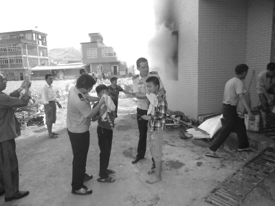 民警幫被救出的兩個(gè)小孩擦臉