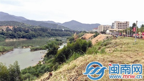 通往事發(fā)地有條土路，周圍沒有任何警示標志