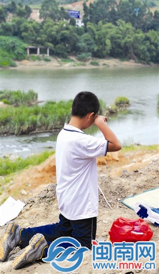 被救者小唐跪在許民忠的遺體前痛哭流淚