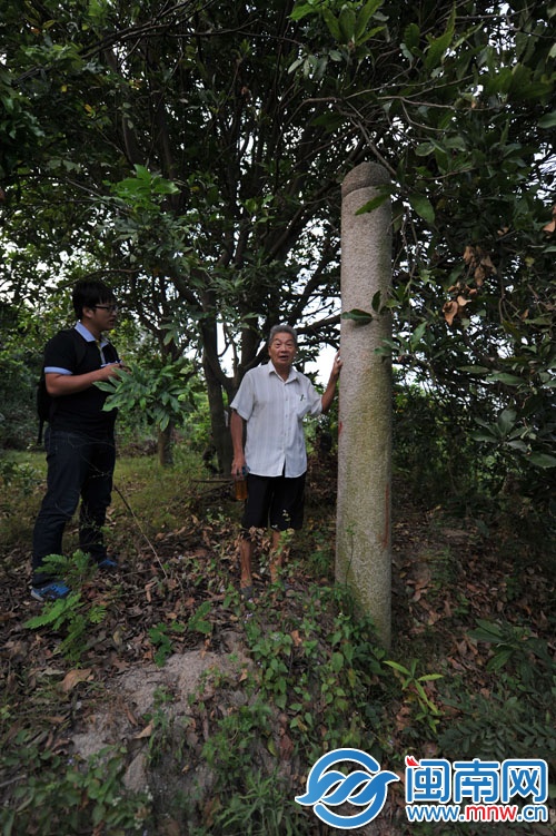 石柱頂端為筆狀，可判斷墓主是一名文官