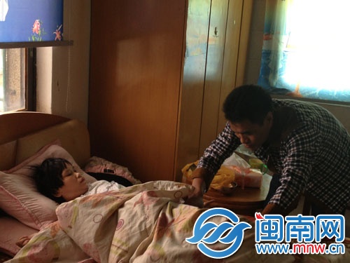 妻子因腦出血致右半身癱瘓，生活起居都需要唐某偉照顧