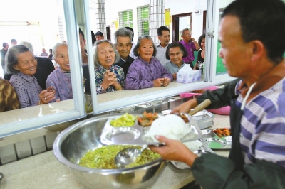 老人在餐廳排隊(duì)等候飯菜
