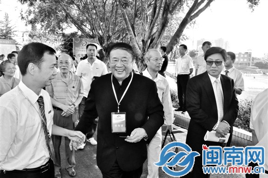 劉再?gòu)?fù)（中）與國(guó)光校友一起參加紀(jì)念活動(dòng)