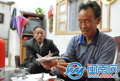 當(dāng)年打下美國戰(zhàn)機(jī)后，士兵們用飛機(jī)殘骸制成戰(zhàn)機(jī)模型