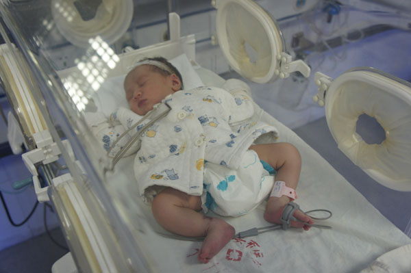 女嬰在醫(yī)院檢查身體