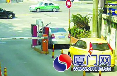 朱某駕車緩緩駛向道閘，硬生生將道閘頂開