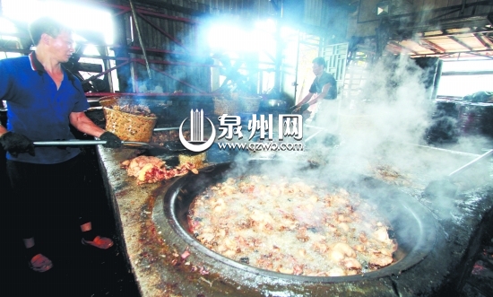 兩名工人圍著四口大鍋煉豬油，現(xiàn)場散發(fā)出陣陣惡臭。