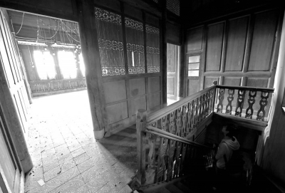 部分建筑地磚松動，木頭腐朽斷裂