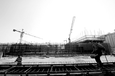 工人們正在安置房施工現(xiàn)場忙碌著