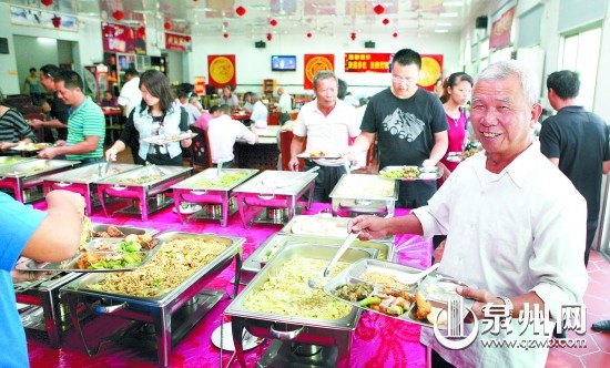 前來(lái)就餐的群眾正在挑選自己喜歡的食物