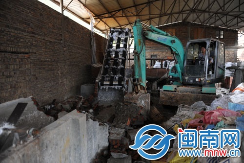 拆除排污工廠生產(chǎn)線