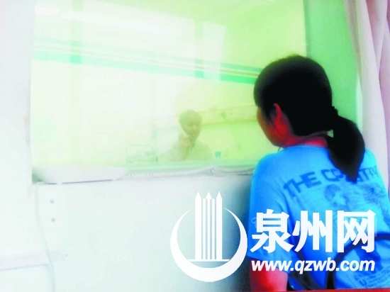 阿琛的母親在探望移植倉內(nèi)的他