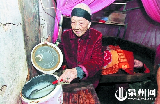 雖已年邁，王算仍每天為臥床的七旬女兒熬粥、擦身，