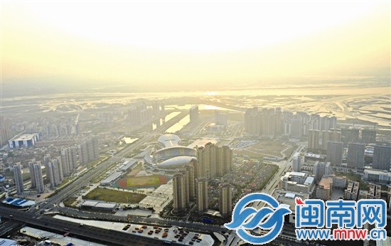 沐浴著晨光，海峽體育中心