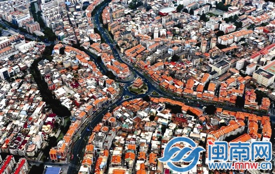 朝天門通達四方，正如閩南紅在傳承延續(xù)