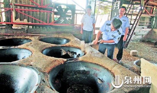 南安水頭執(zhí)法人員現(xiàn)場(chǎng)搗毀黑作坊的生產(chǎn)設(shè)備