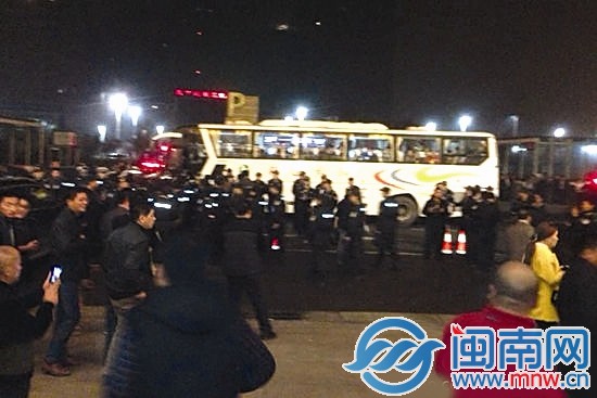 一日深夜，鄭州鄭東新區(qū)夜總會“皇家一號”被查處