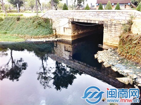 前日，安平橋水頭橋頭水黑如墨