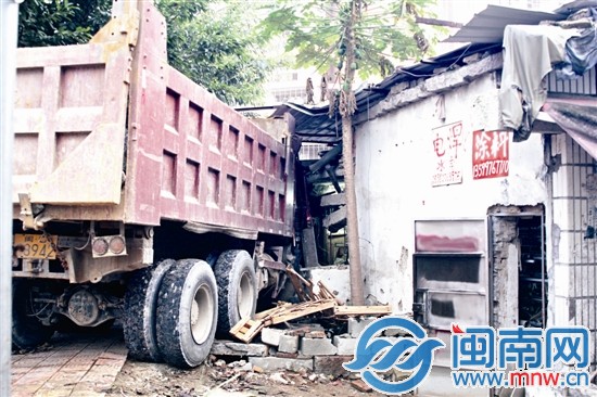 土方車(chē)的車(chē)頭整個(gè)沖進(jìn)了房間