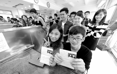 一對新人領(lǐng)到結(jié)婚證成功“脫光”。