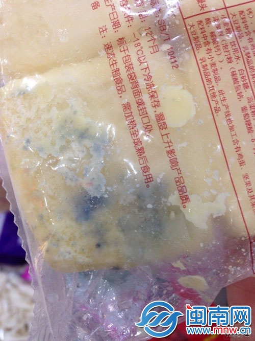 11月15日，網(wǎng)友發(fā)帖反映饅頭發(fā)霉