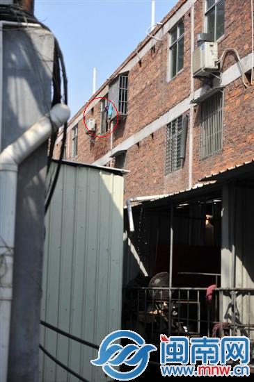 小王翻窗（畫圈處），順著空調(diào)外機(jī)爬到屋頂