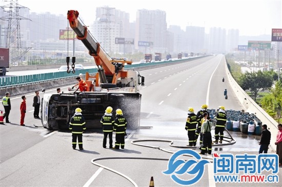 為防止爆炸，消防官兵朝貨車噴水，3個(gè)泄漏氣罐被移