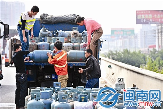 路政部門找來貨車，將液化氣罐運(yùn)走