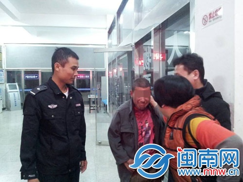 回到母親身邊，張某慎露出開心的表情