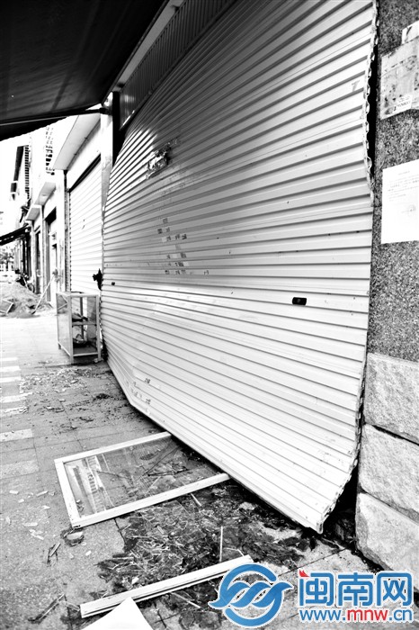 爆炸的沖擊波很大，卷簾門被損壞，門框和玻璃落一地