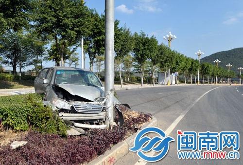 小車車速太快，直接撞上綠化帶