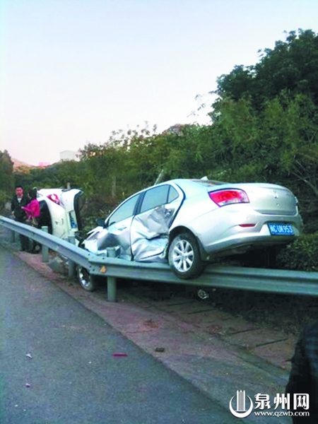 兩輛小車一前一后飛出護(hù)欄外