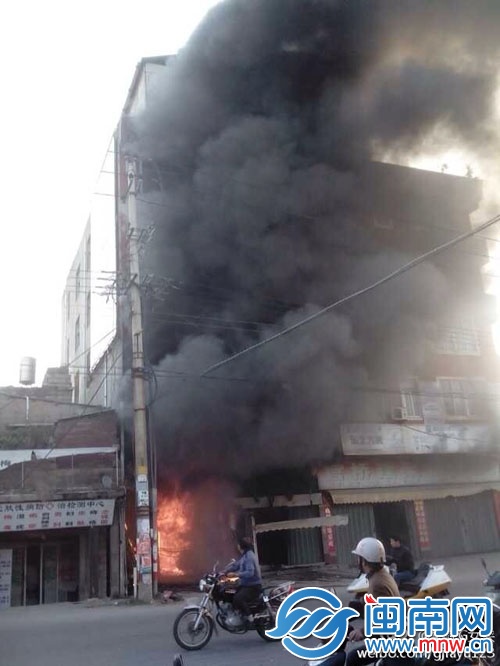 一樓茶葉店濃煙滾滾，躥上高層