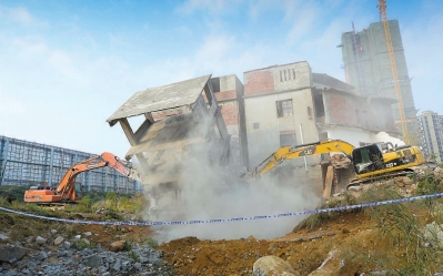 大型機械在現(xiàn)場拆除房屋