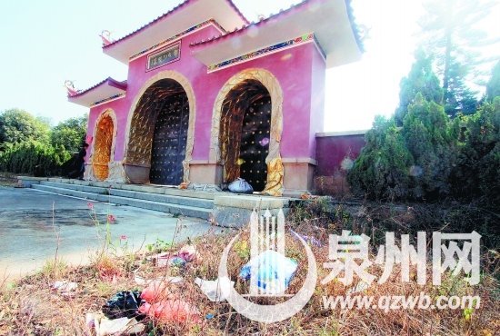 陵園大門邊雜草叢生