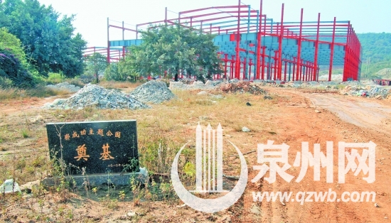 鄭成功主題公園奠基石旁，一座廠房拔地而起