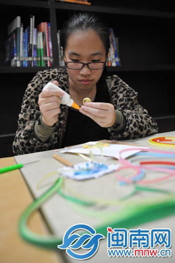 李悅正在制作衍紙畫1