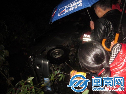 孩子獨(dú)守車內(nèi)危險(xiǎn)多1