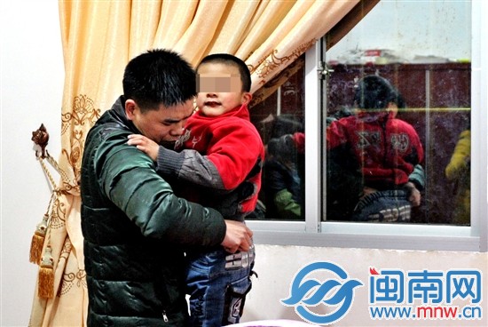 爸爸許先生，為玩鬧的小兒子整理褲子