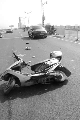 事故現(xiàn)場(chǎng)依然有人橫穿護(hù)欄缺口