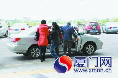 乘客被人拉走，坐上黑車(chē)