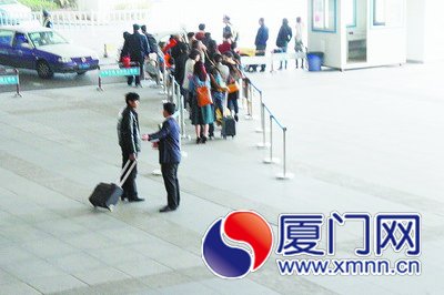 黑衣男子拉客，與正規(guī)出租車(chē)爭(zhēng)奪客源