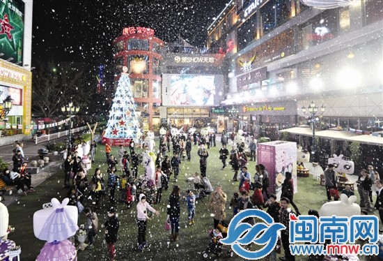 昨晚9點(diǎn)，泉州市區(qū)領(lǐng)秀天地，“人工造雪”吸引很多