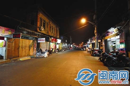 昨晚不到9點(diǎn)，泉州市區(qū)西街，多家店鋪已經(jīng)關(guān)門(mén)，路