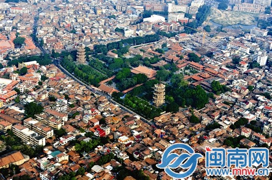 本報去年年底航拍圖片，東西雙塔屹立，紅磚古厝環(huán)繞