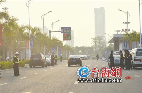 多部門人員組成的綜合執(zhí)法組在執(zhí)勤檢查