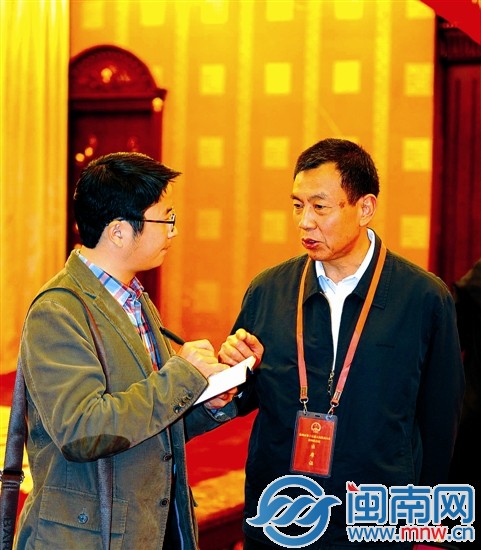 泉州市人大常委會(huì)主任陳?；邮鼙揪W(wǎng)記者采訪