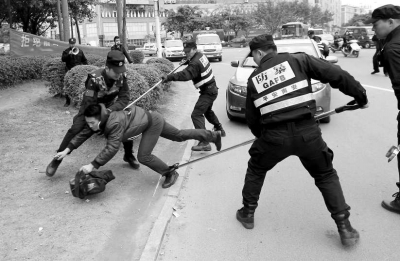 警方在市區(qū)鄭成功雕像附近將“劫匪”抓獲