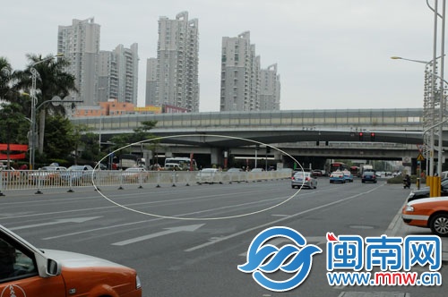 昨日凌晨被撞斷的這段十多米長護(hù)欄，目前已被補(bǔ)上